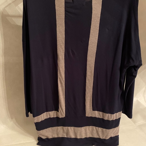 🦋Women’s Size L Navy and Gray Top🦋 - Picture 4 of 8